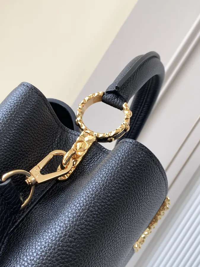 Capucines East West Medium Handbag