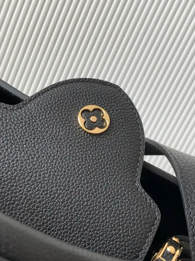 Capucines East West Medium Handbag