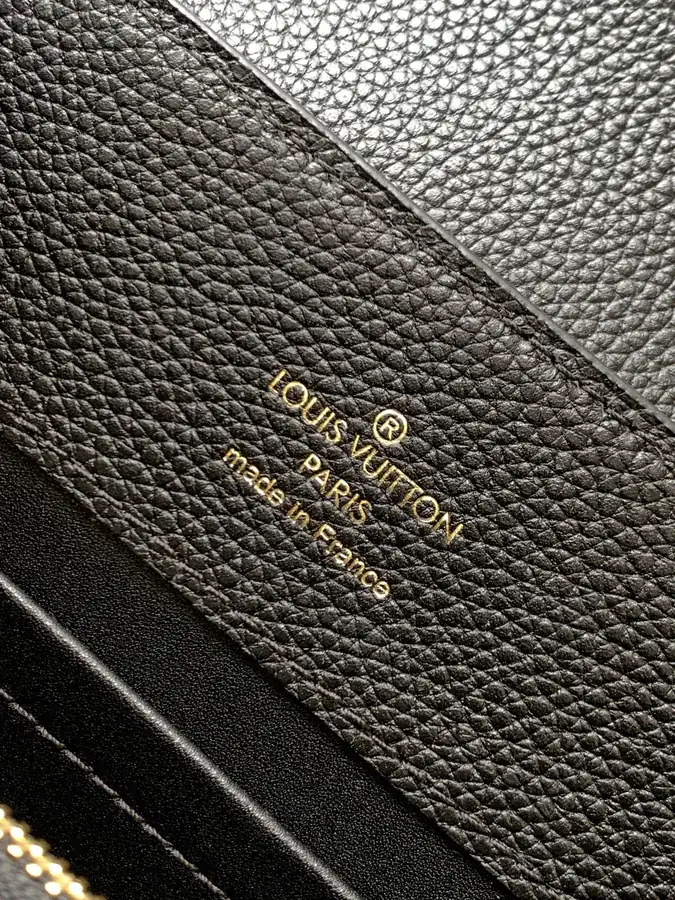 Capucines East West Medium Handbag