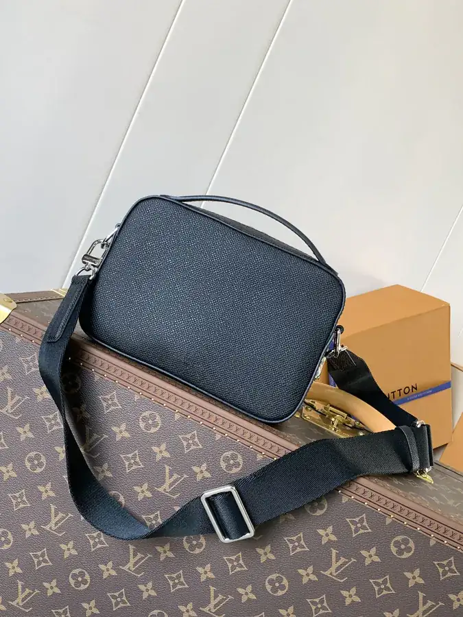 Avenue Crossbody Bag in Taïga Calfskin