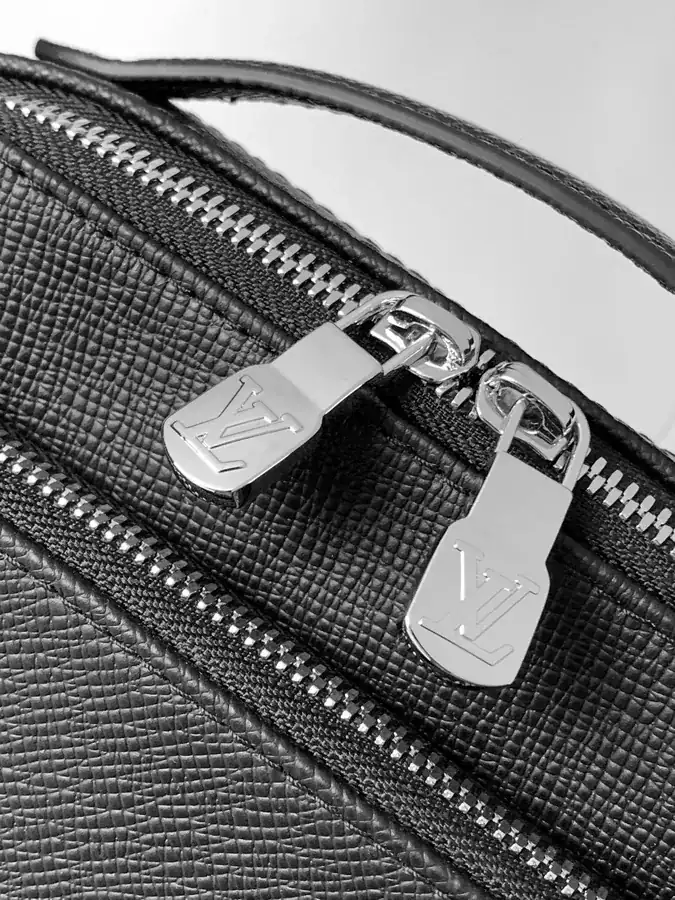 Avenue Crossbody Bag in Taïga Calfskin