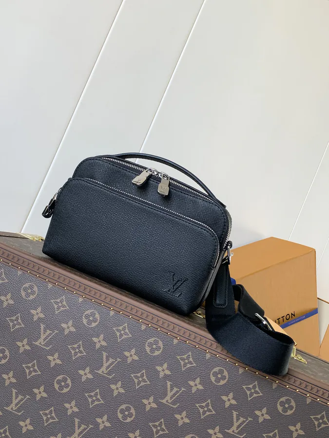 Avenue Postman Bag in Taïga Calfskin