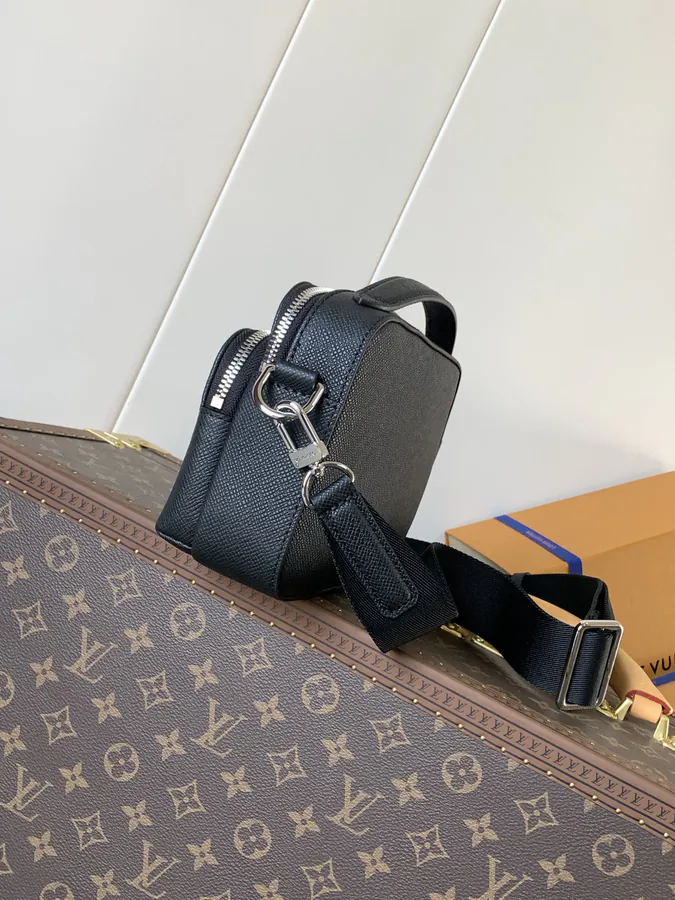 Avenue Postman Bag in Taïga Calfskin