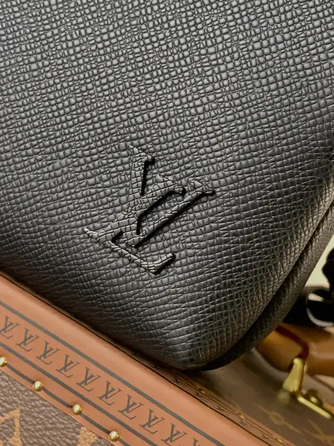 Avenue Postman Bag in Taïga Calfskin