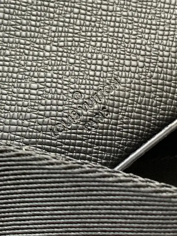 Avenue Postman Bag in Taïga Calfskin