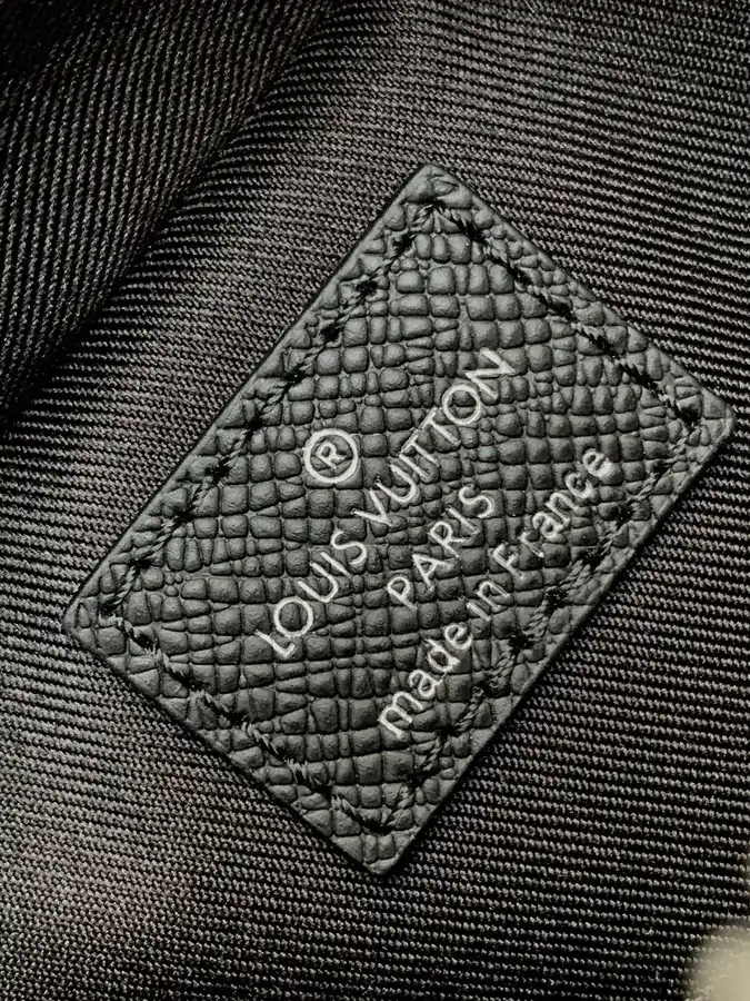 Avenue Postman Bag in Taïga Calfskin