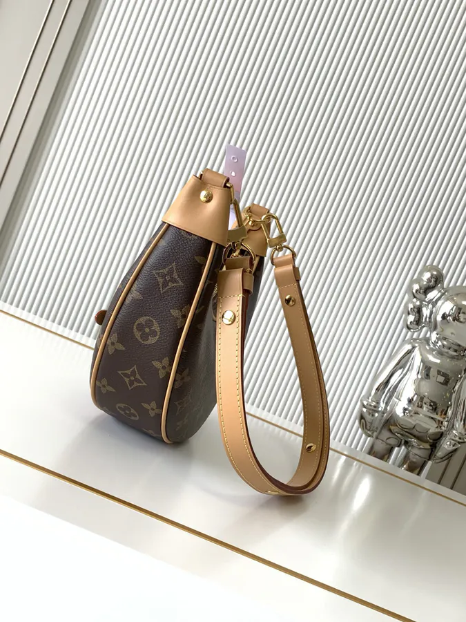 Nicolas Ghesquière Croissant Handbag with Loop 2022 Spring Collection