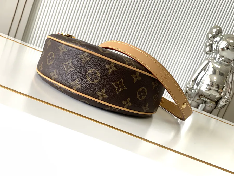 Nicolas Ghesquière Croissant Handbag with Loop 2022 Spring Collection