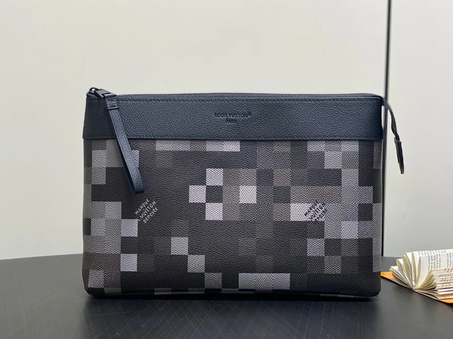 P300 M14926 Black Pochette Voyage Souple