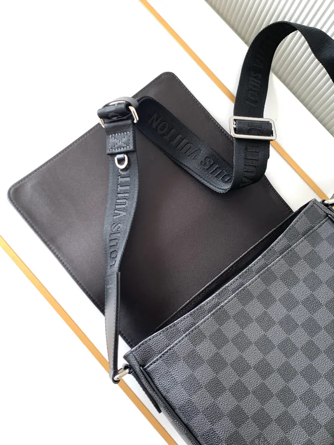 District Mini Messenger Bag Taïga Leather