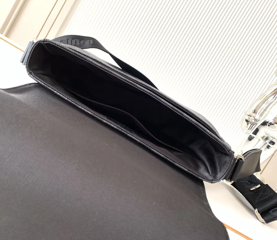 District Mini Messenger Bag Taïga Leather