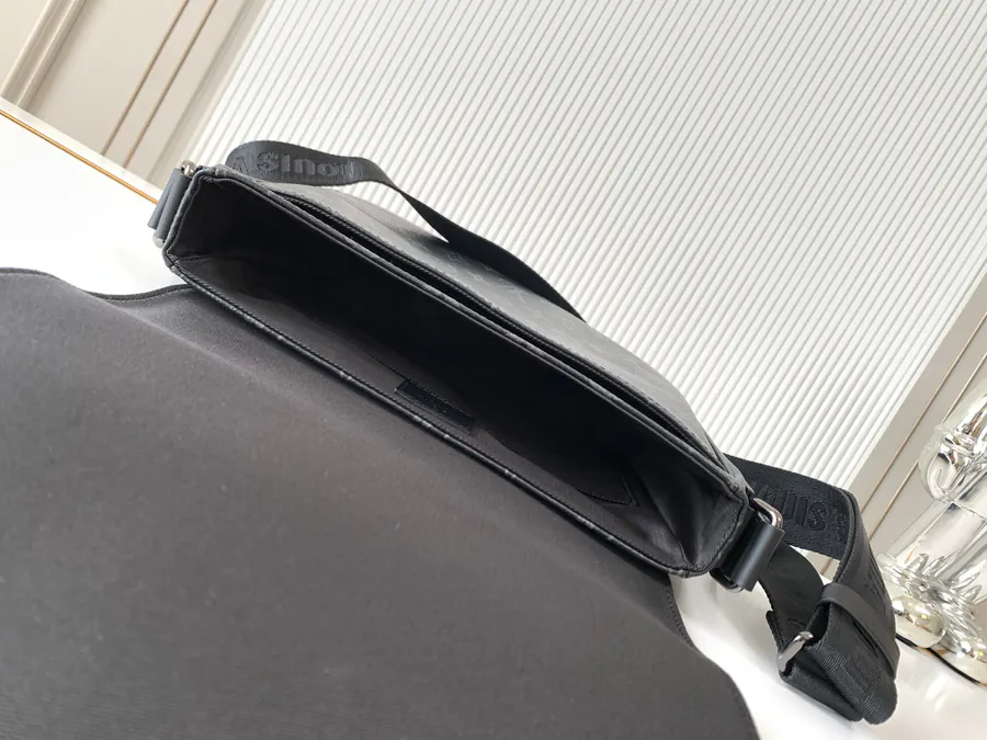 District Small Messenger Bag Taïga Leather