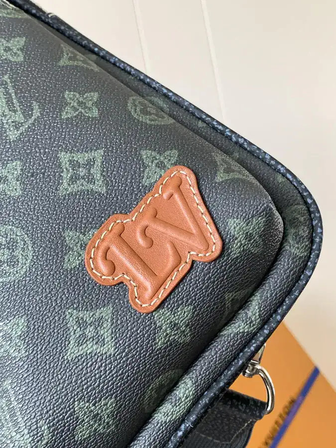 Avenue Tote in Damier Graphite Canvas