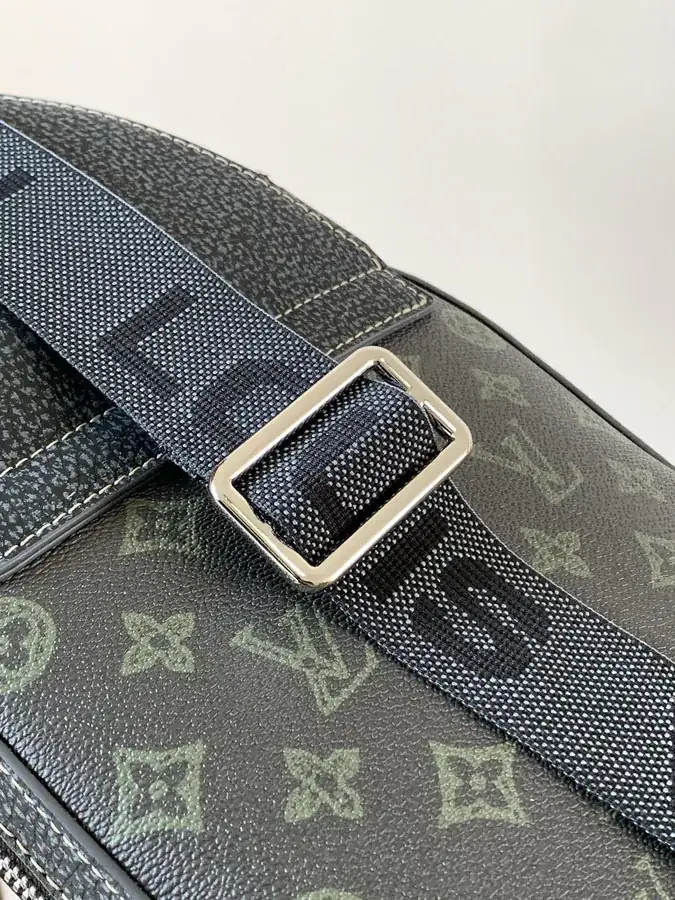 Avenue Tote in Damier Graphite Canvas