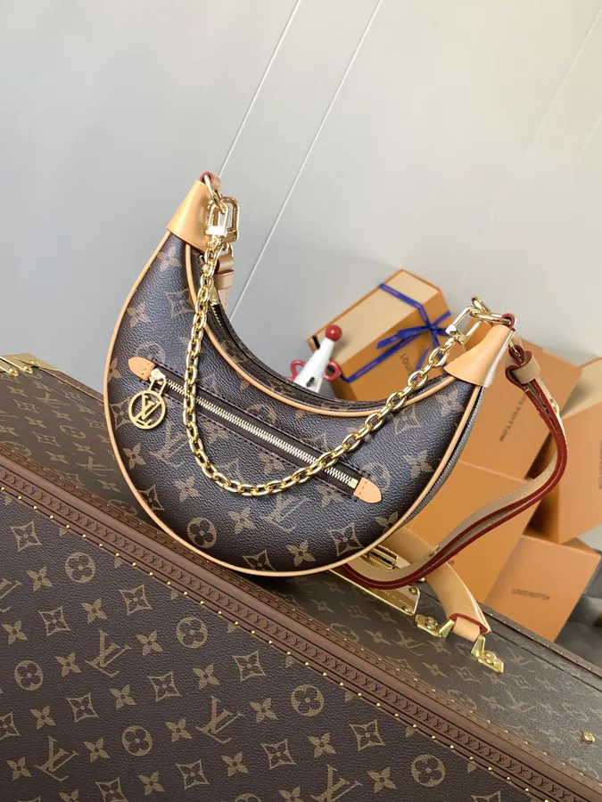 Nicolas Ghesquière Croissant Bag 2022 Early Spring Collection