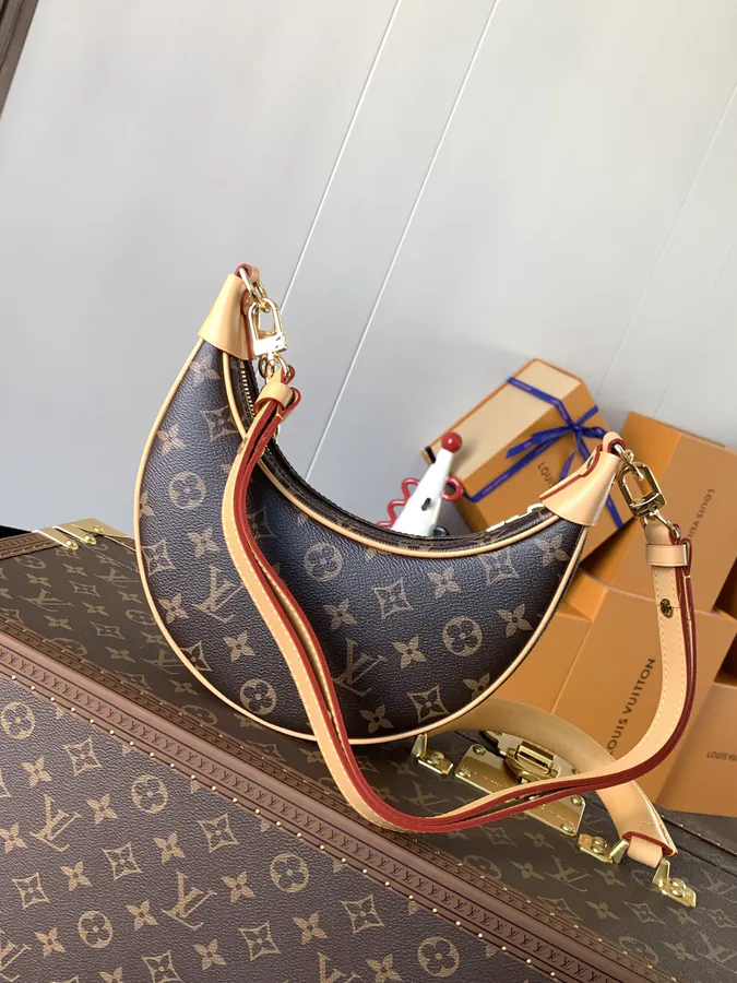 Nicolas Ghesquière Croissant Bag 2022 Early Spring Collection
