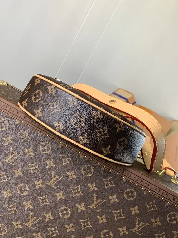Nicolas Ghesquière Croissant Bag 2022 Early Spring Collection