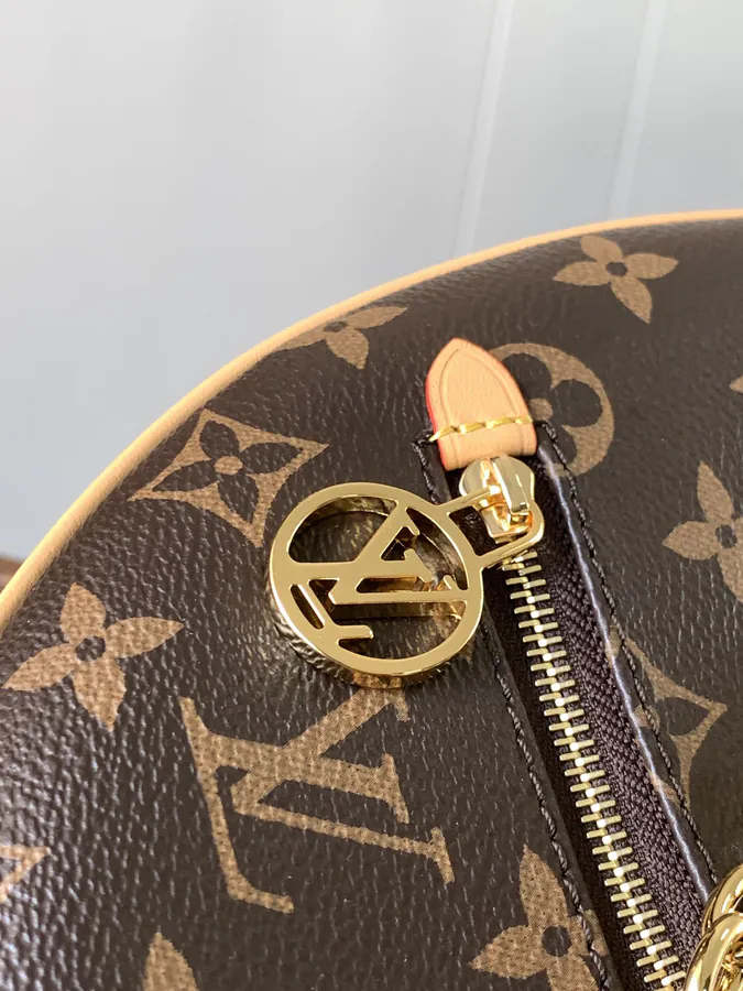 Nicolas Ghesquière Croissant Bag 2022 Early Spring Collection