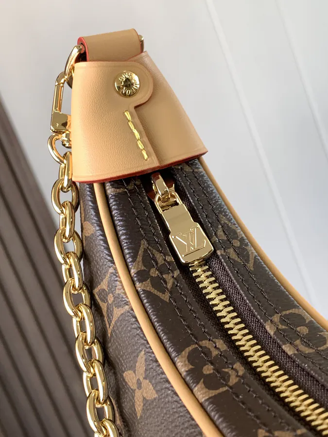 Nicolas Ghesquière Croissant Bag 2022 Early Spring Collection
