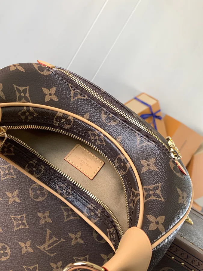Nicolas Ghesquière Croissant Bag 2022 Early Spring Collection