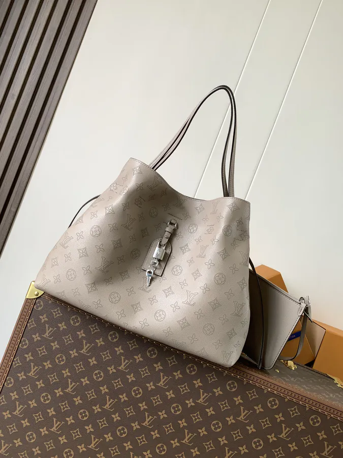 Boundless Handbag Mahina Series, Dynamic 163, Grained Calfskin