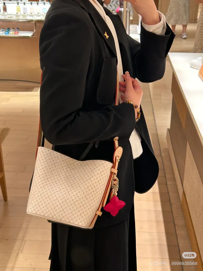 M15130 All In BB Bucket Bag in Sand Dune