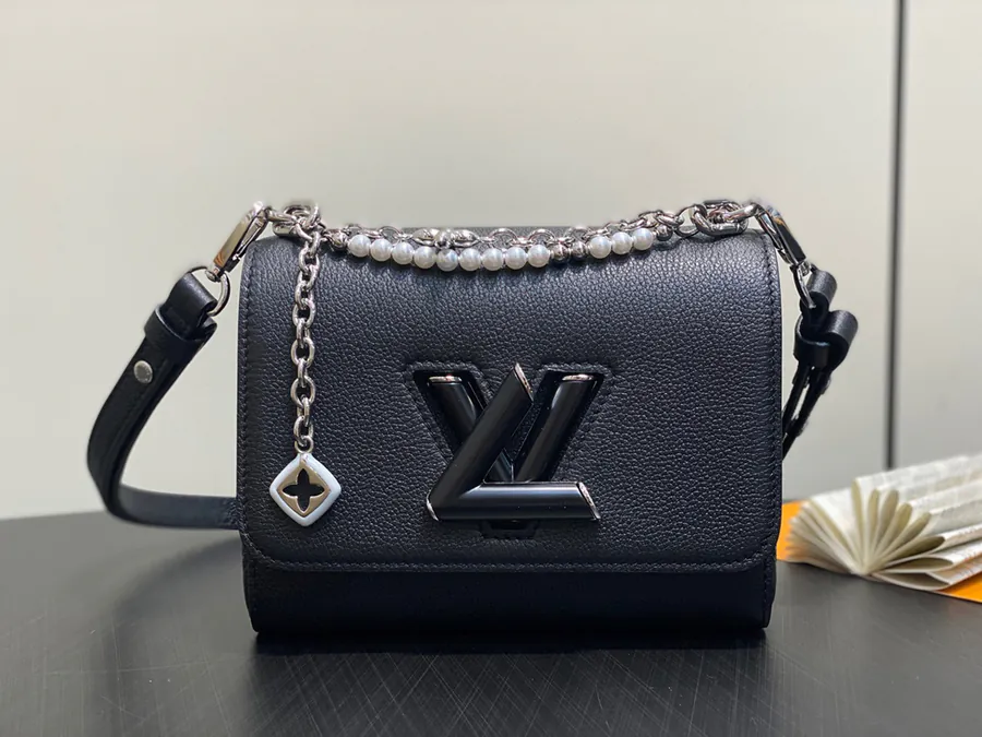 P800 M14636 Black Twist Slim Bucket Bag