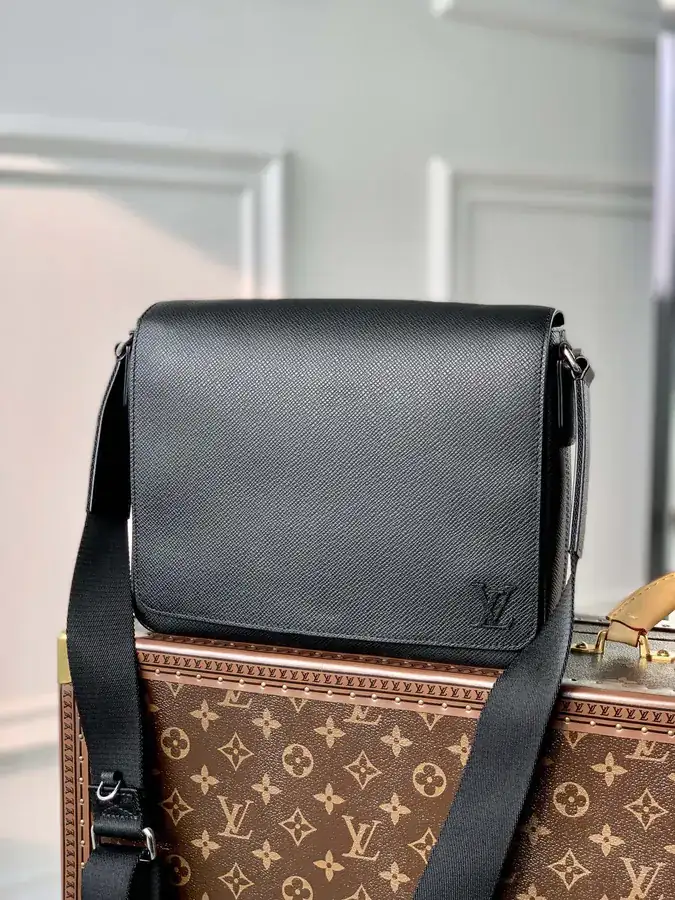 District Mini Post Bag in Taïga Leather