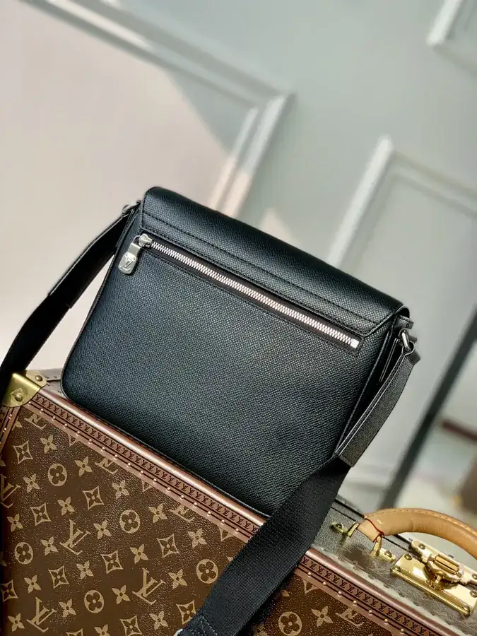 District Mini Post Bag in Taïga Leather