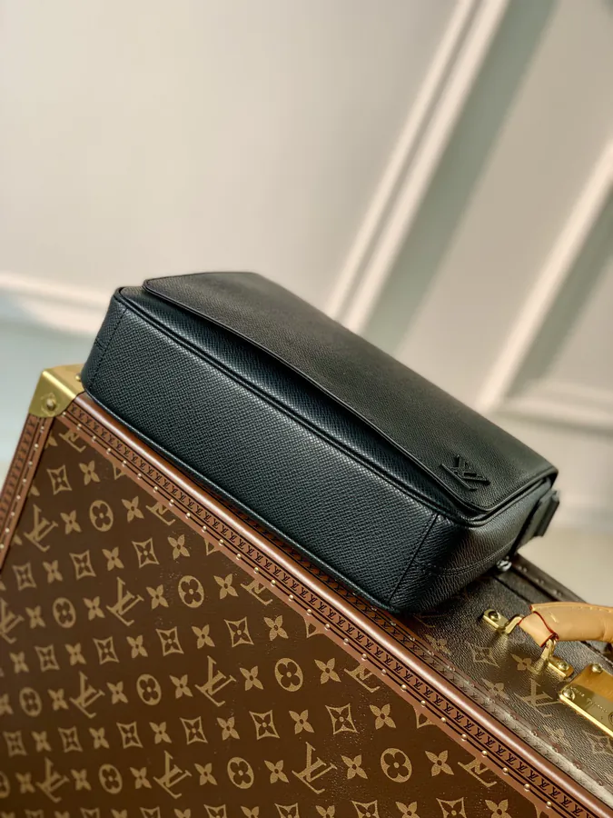 District Mini Post Bag in Taïga Leather