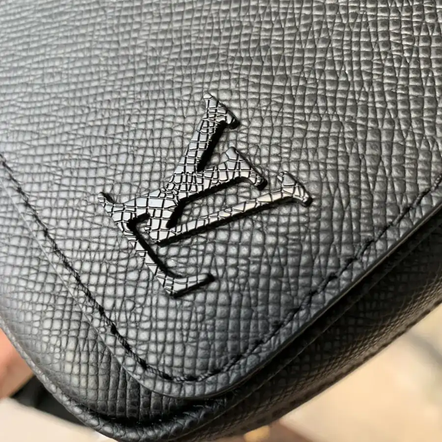 District Mini Post Bag in Taïga Leather