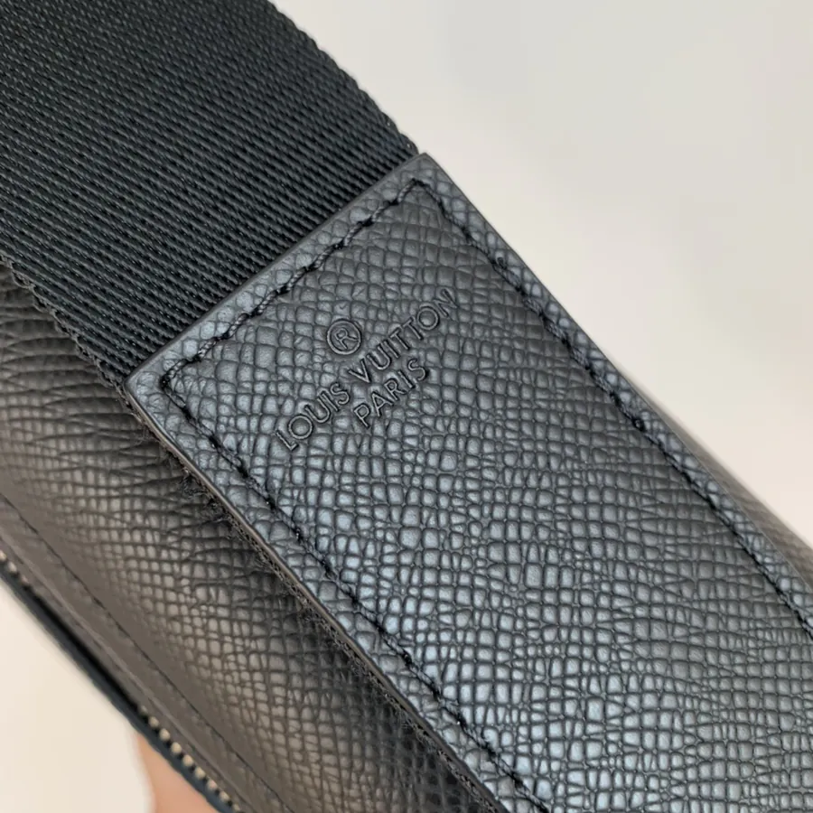 District Mini Post Bag in Taïga Leather
