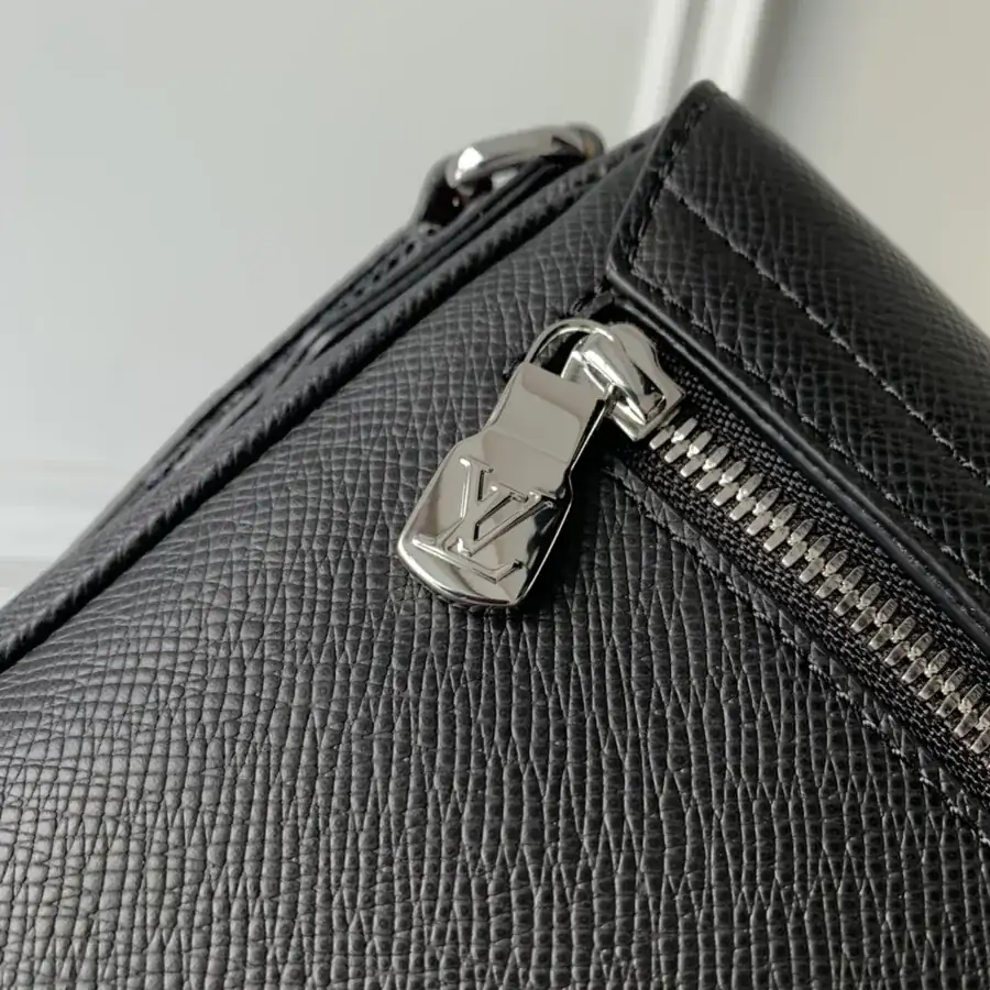 District Mini Post Bag in Taïga Leather