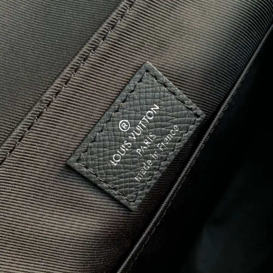 District Mini Post Bag in Taïga Leather