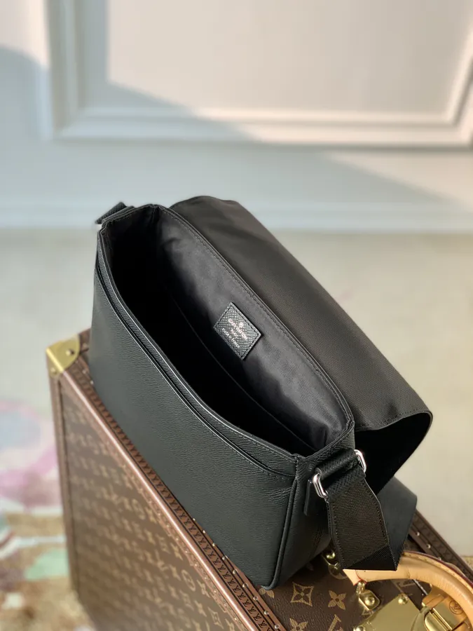 District Mini Post Bag in Taïga Leather