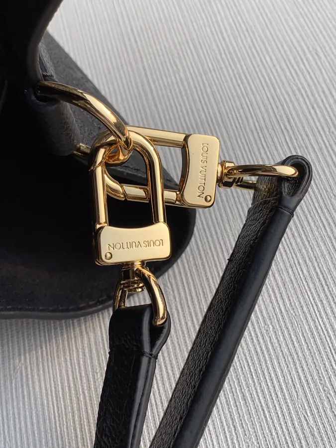 NéoNoé Mid Sized Bucket Bag in Monogram Empreinte