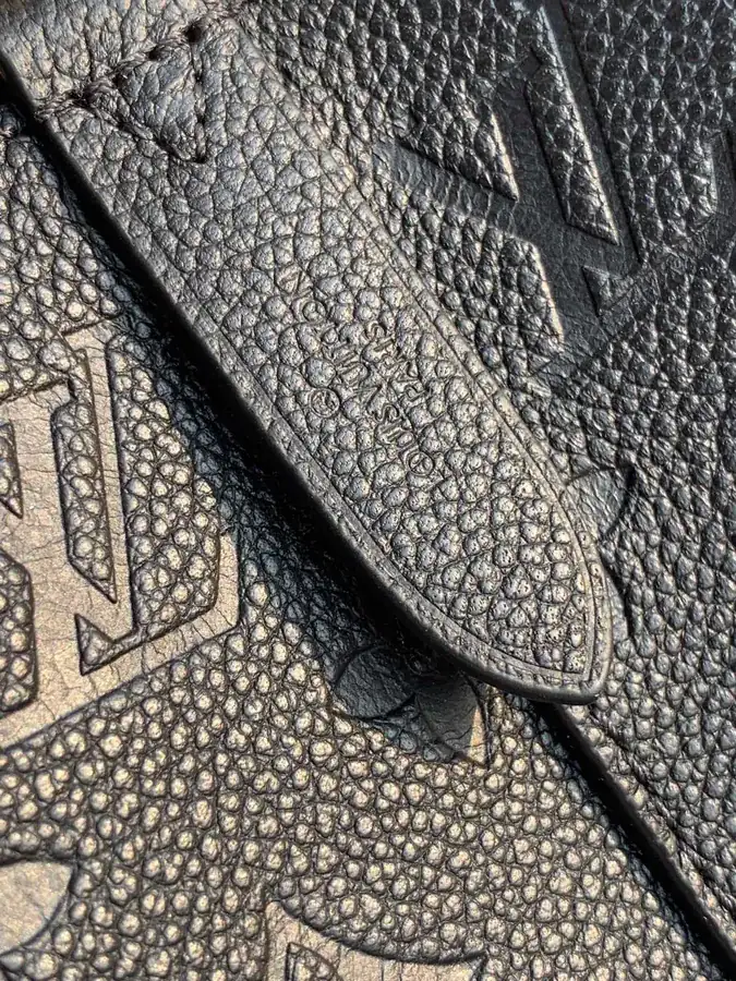 NéoNoé Mid Sized Bucket Bag in Monogram Empreinte
