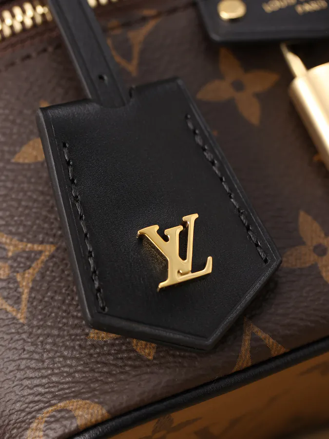 VANITY CHAIN POUCH Mini Cosmetic Bag