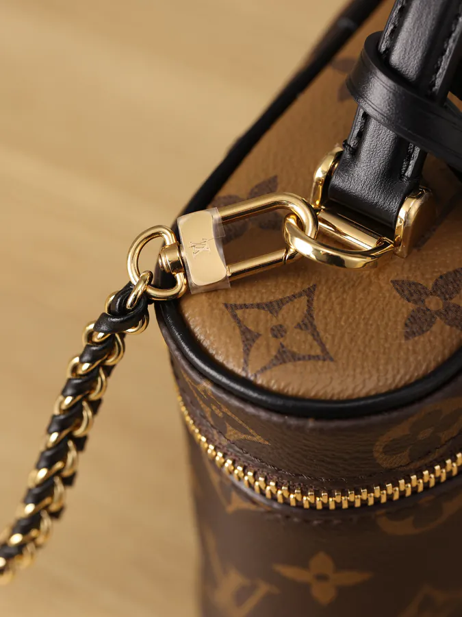 VANITY CHAIN POUCH Mini Cosmetic Bag