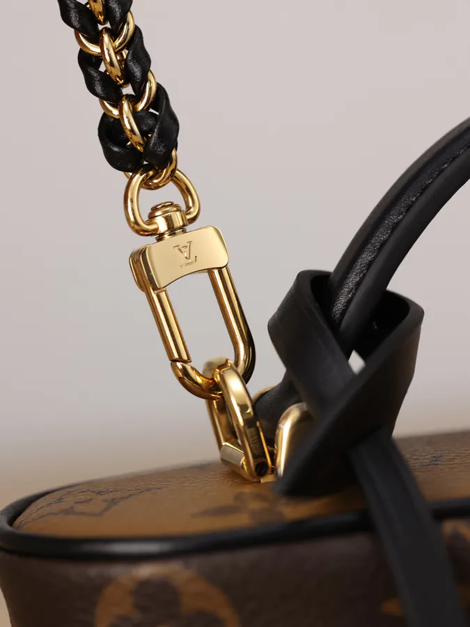 VANITY CHAIN POUCH Mini Cosmetic Bag