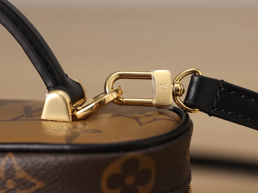 VANITY CHAIN POUCH Mini Cosmetic Bag