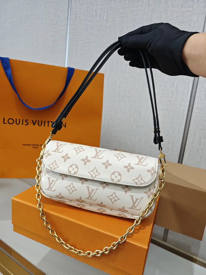 Ivy Exclusive Crossbody Bag in Sand Dune