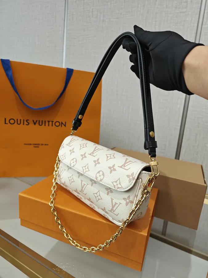 Ivy Exclusive Crossbody Bag in Sand Dune