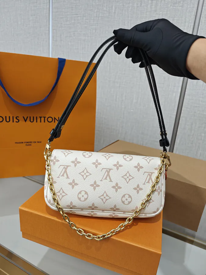 Ivy Exclusive Crossbody Bag in Sand Dune