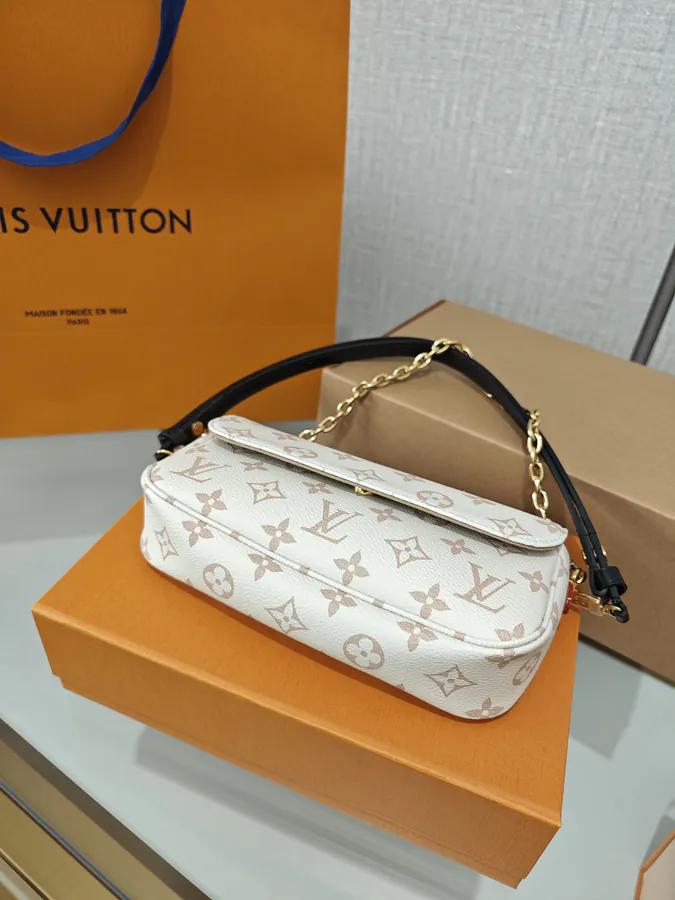 Ivy Exclusive Crossbody Bag in Sand Dune