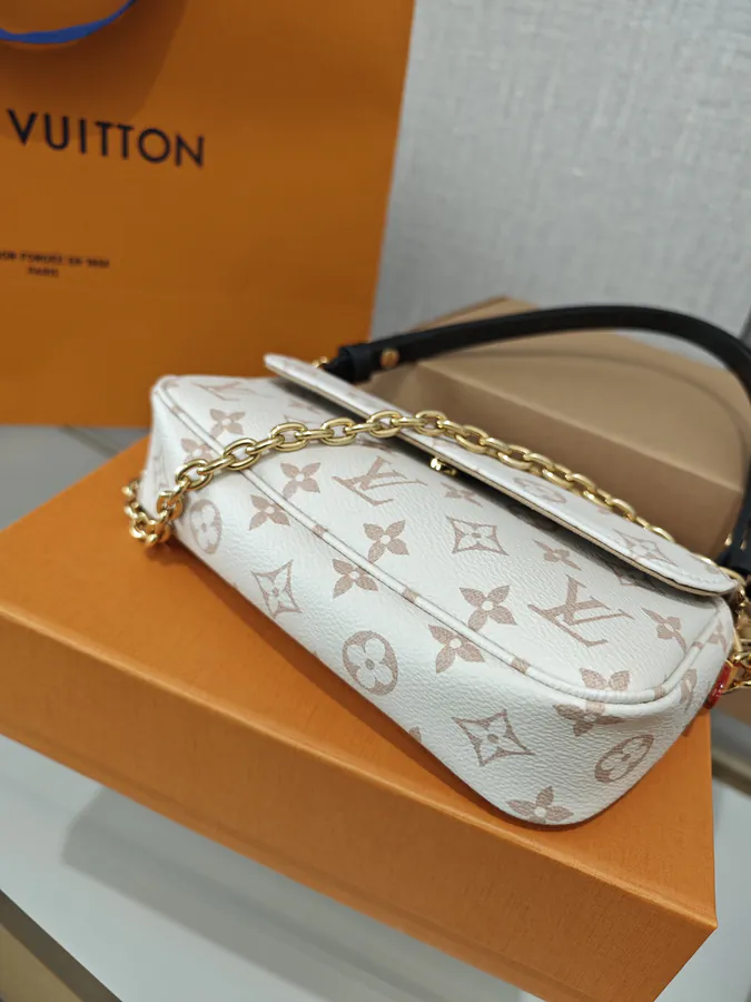Ivy Exclusive Crossbody Bag in Sand Dune