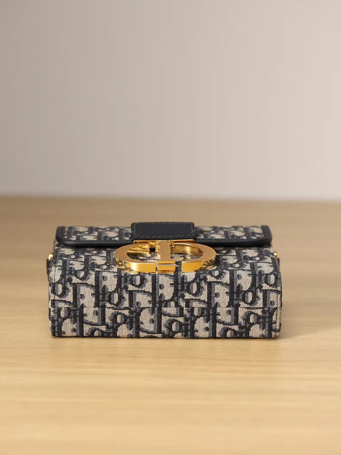 30 MONTAIGNE Vintage Box Handbag