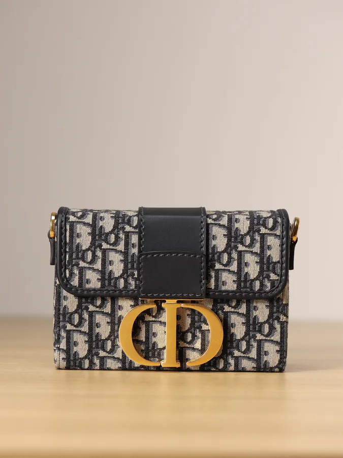 30 MONTAIGNE Vintage Box Handbag