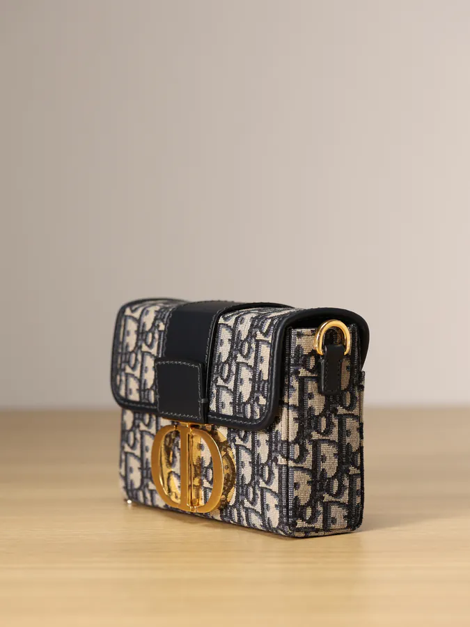 30 MONTAIGNE Vintage Box Handbag