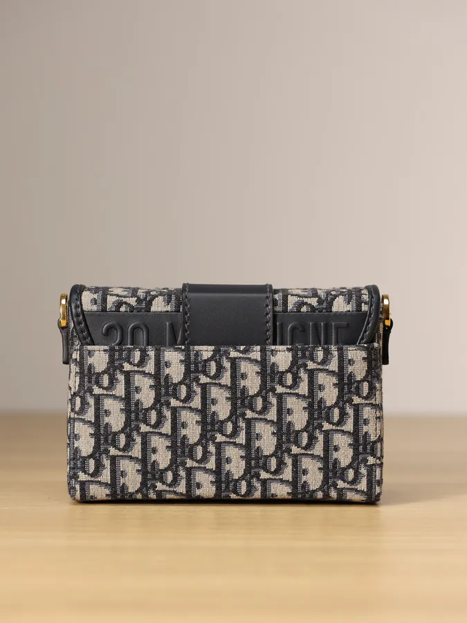 30 MONTAIGNE Vintage Box Handbag